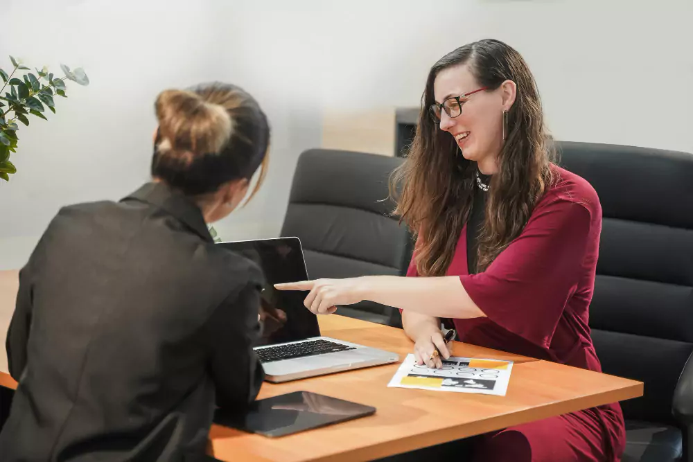 Mujer de negocios profesional en una reunión de equipo, hablando felizmente y discutiendo un nuevo proyecto de startup