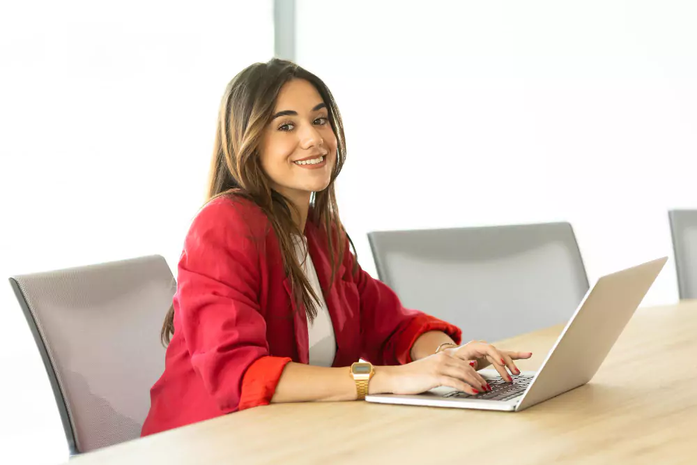 Empresaria sonriendo durante una reunión matutina en una oficina moderna