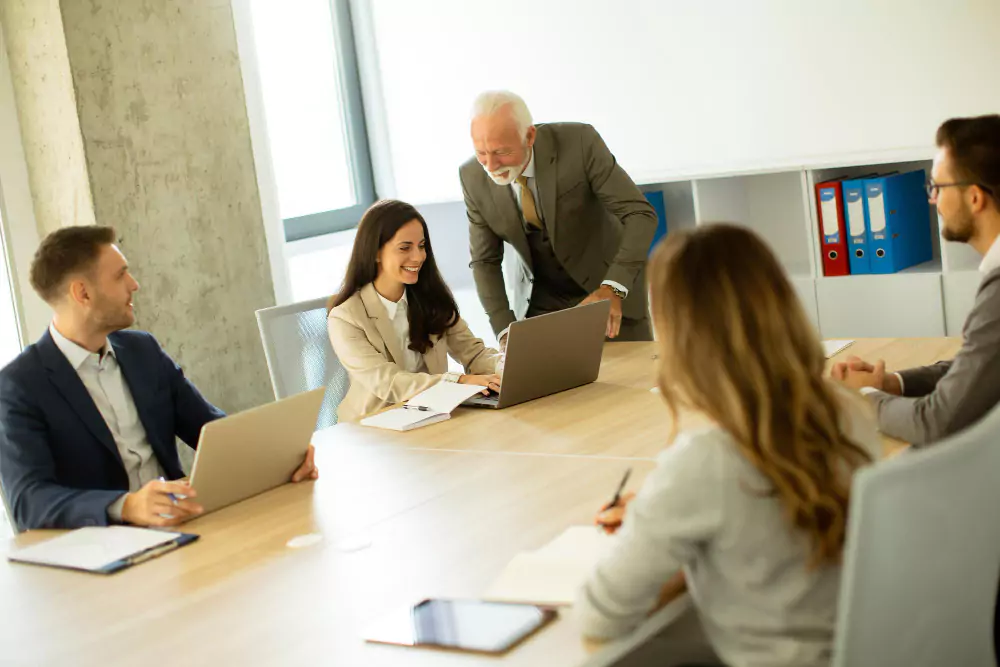 Personas de negocios trabajando en equipo en la oficina