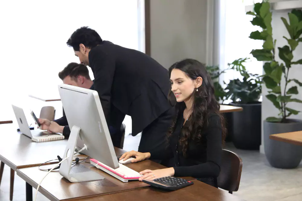 Un grupo de personas de negocios se reúne para analizar datos para un plan de marketing