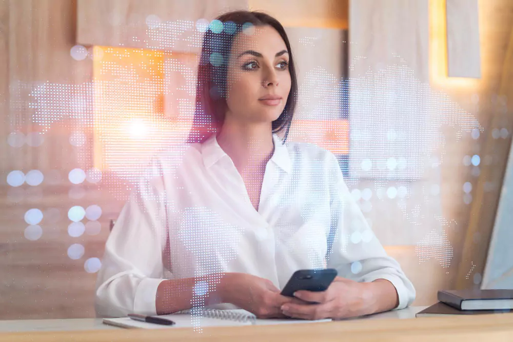 Atractiva mujer de negocios con camisa blanca usando un teléfono inteligente para revisar nuevos candidatos para negocios internacionales
