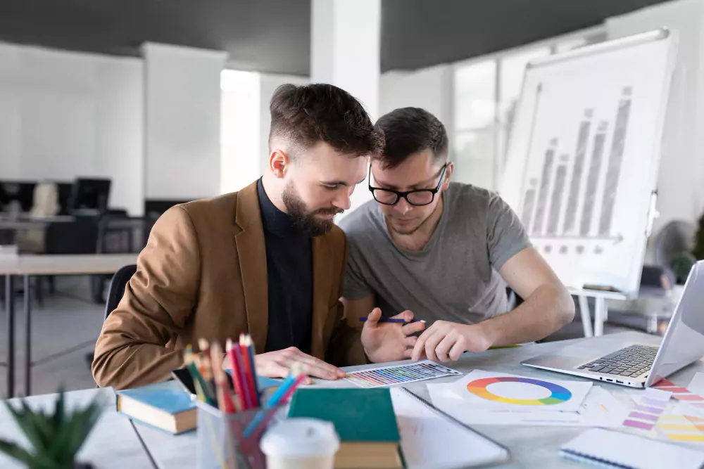 Hombres analizando colores juntos en el trabajo