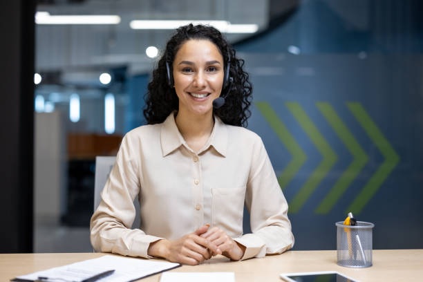 Representante de servicio al cliente femenina amigable en una oficina moderna