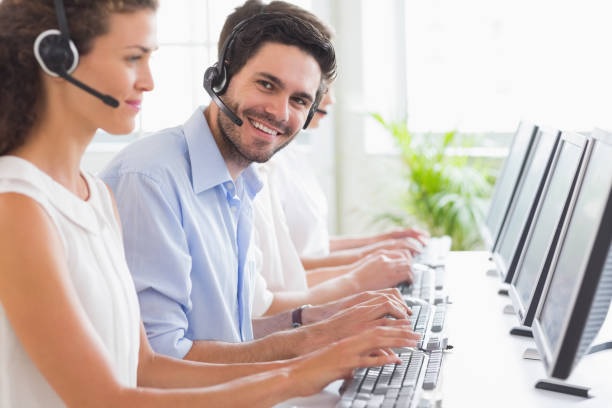 Representante de servicio al cliente trabajando con colegas