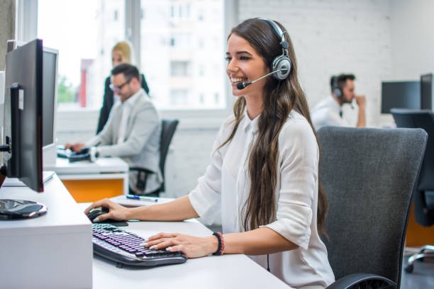 Operadora telefónica de atención al cliente sonriente y feliz en una oficina moderna