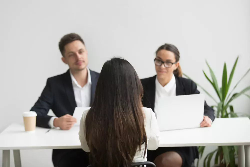 Cazatalentos entrevistando a una candidata a un puesto de trabajo