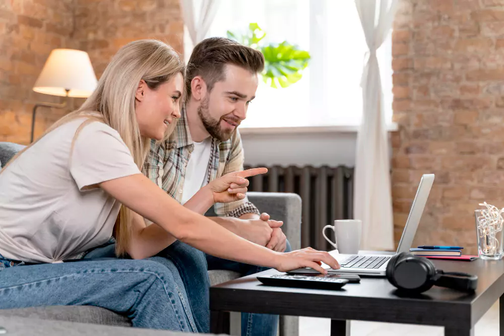 Pareja en la computadora en casa