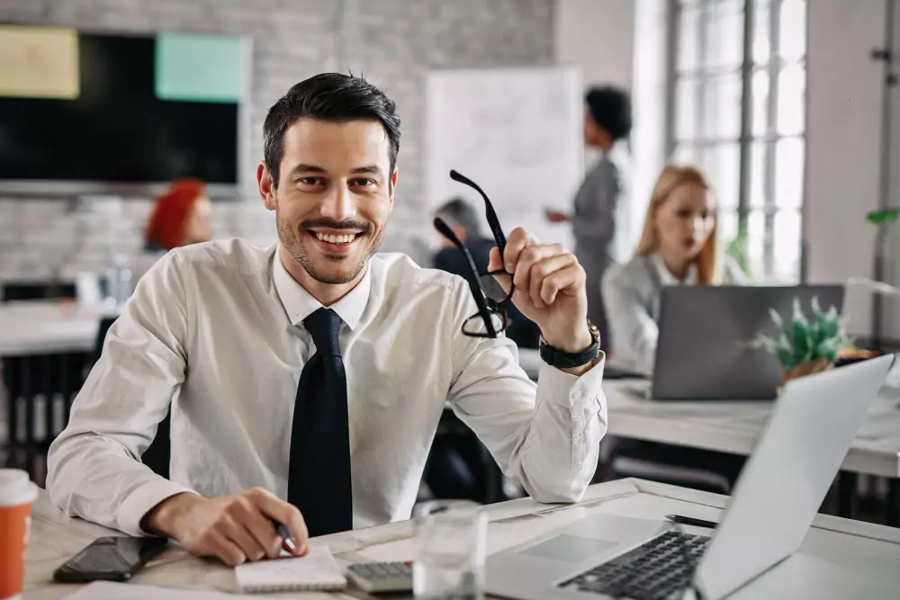 Un joven empresario feliz recibe un ascenso