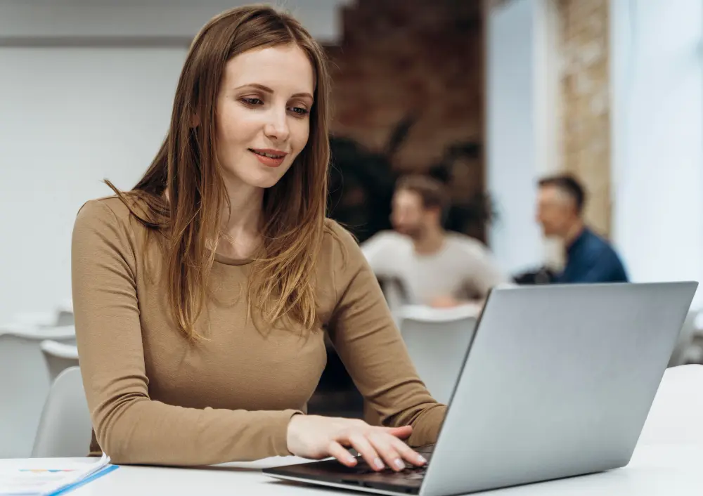 Mujer completa una solicitud a TravelPerk
