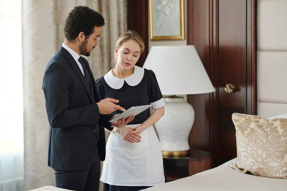 Propietario confiado de un hotel de lujo dando instrucciones al candidato de prueba