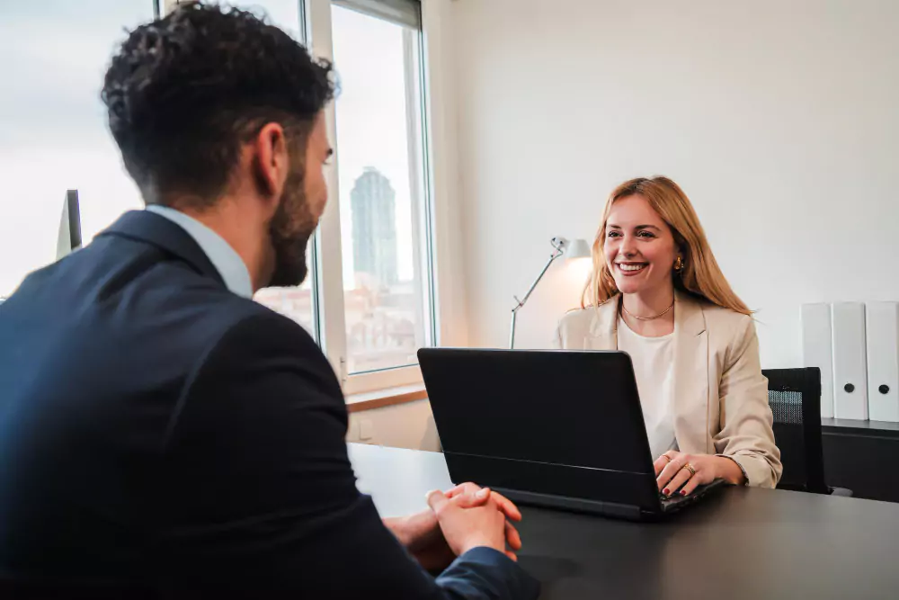 Mujer en una entrevista de trabajo en NH Hotels