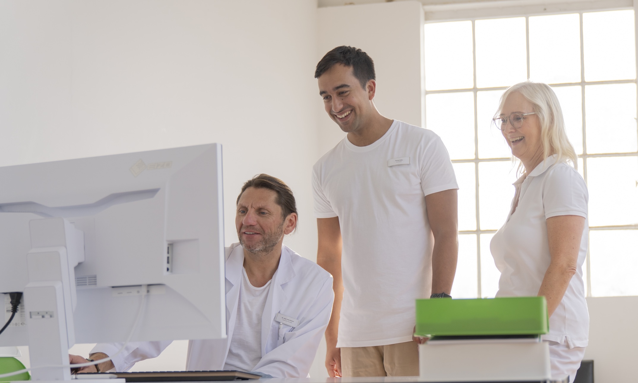 Happy therapist using CUREO