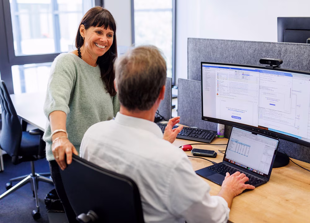 zwei btelligent mitarbeiter diskutieren über data & ai im büro