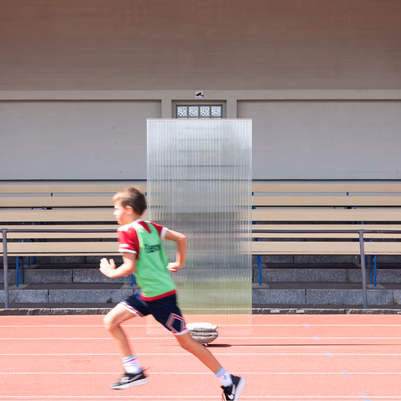 Thumbnail Foto Stellwand 'Rolling Stone' auf Rennbahn