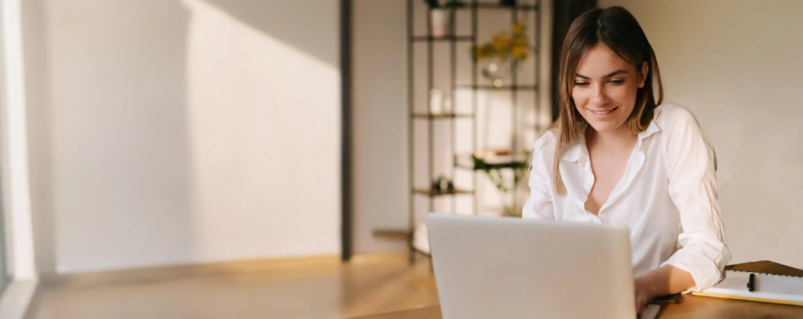 Jeune femme passant le test d'anglais Anglify sur son laptop