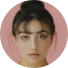 Portrait d'une femme avec des lunettes et un fond rose uni.
