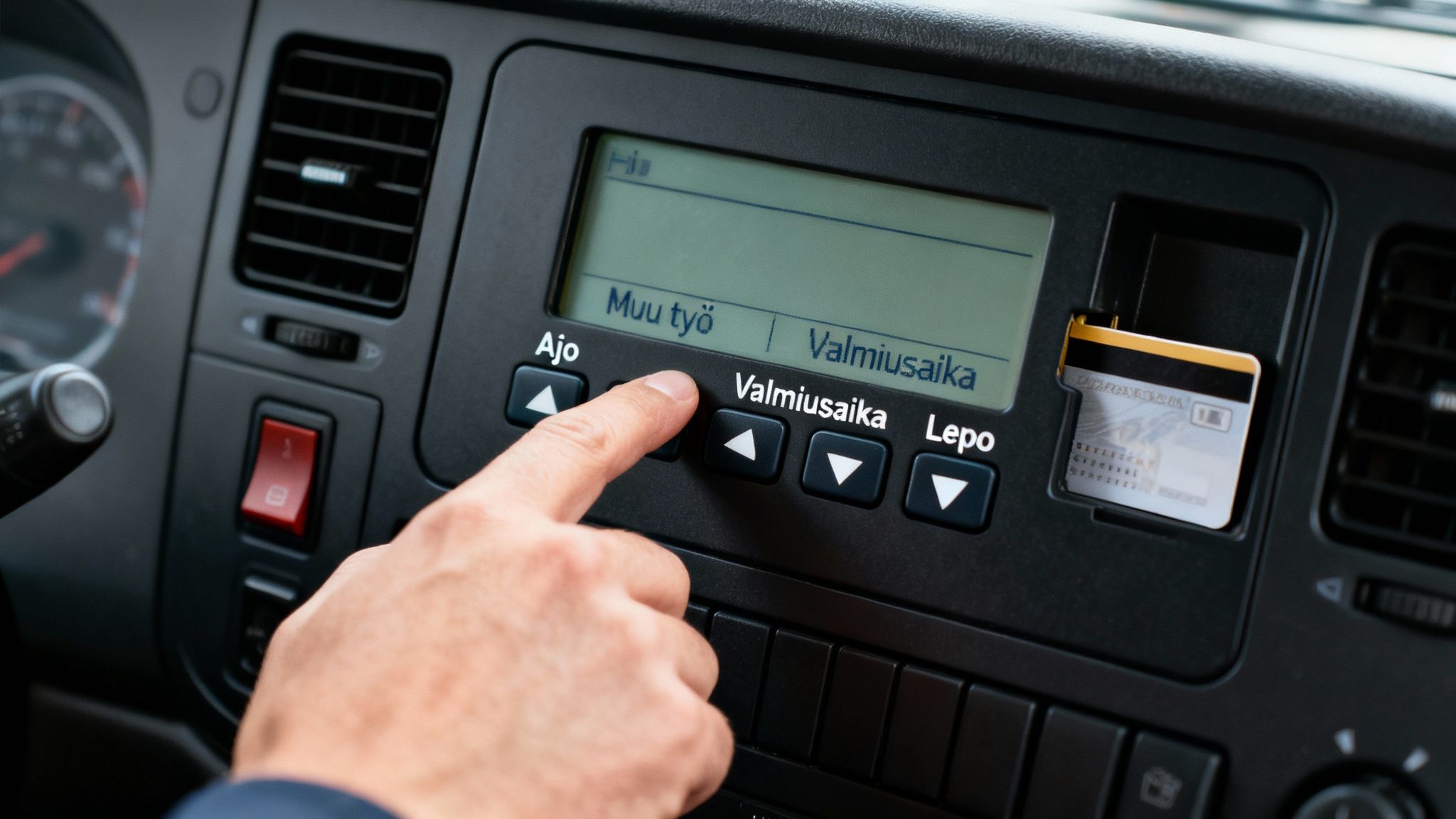 Käsi valitsee 'Valmiusaika'-asetusta kuorma-auton ajopiirturista, jossa näkyvät myös 'Ajo', 'Muu työ' ja 'Lepo'.
