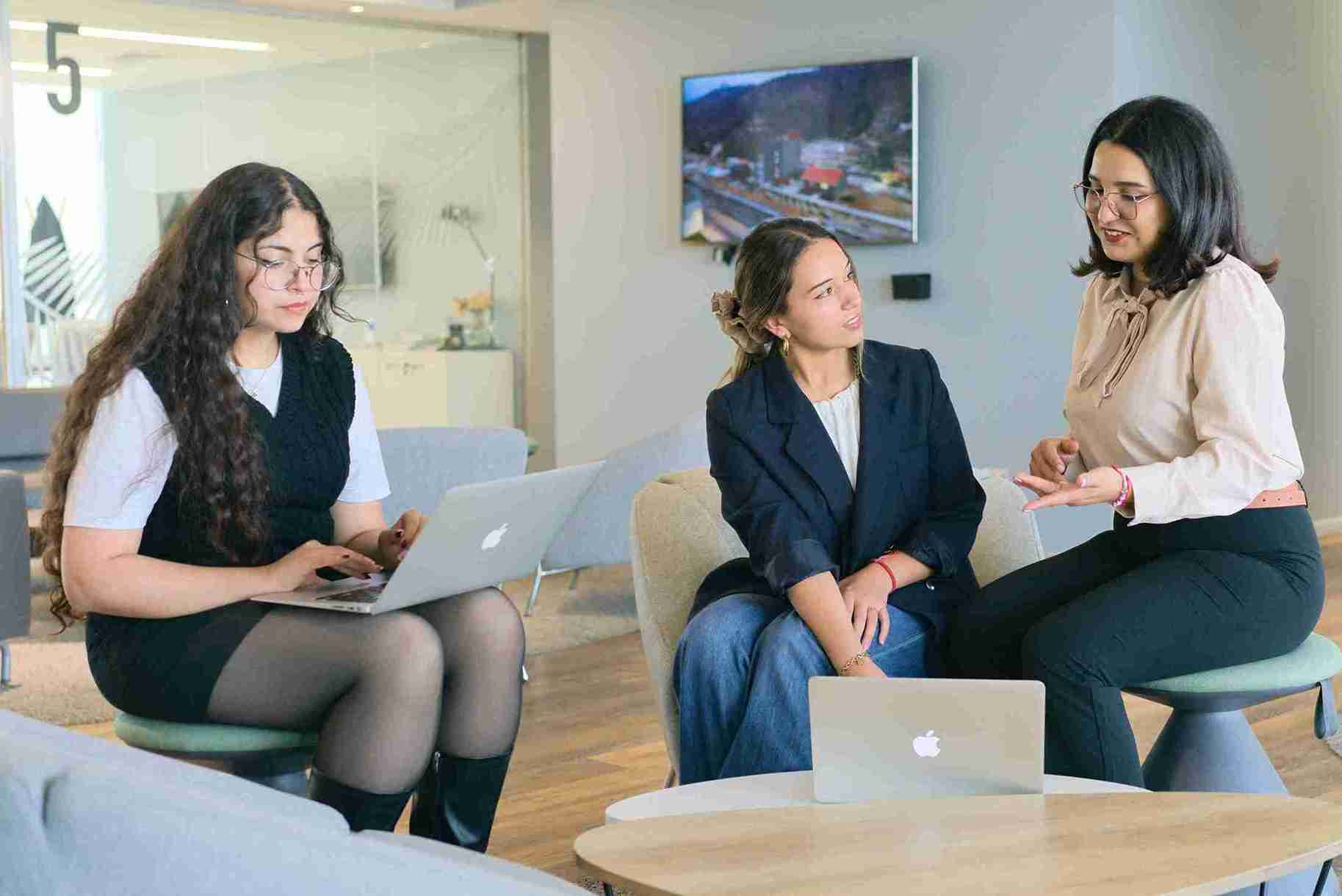 Dos empleados de Costera trabajando desde un computador portatil