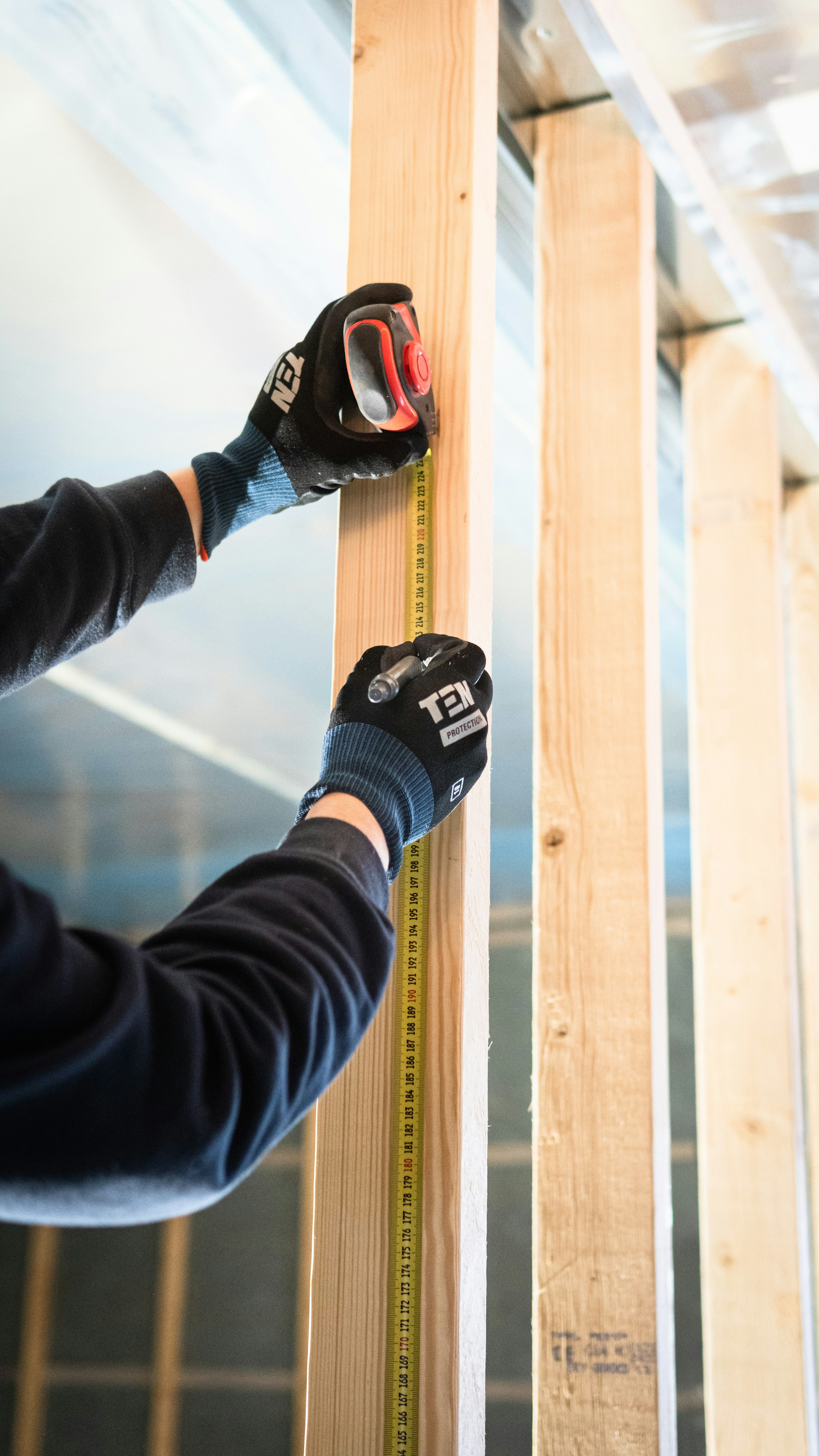 Handwerker sanieren ein Wohnhaus – gebündelte Maßnahmen nach iSFP