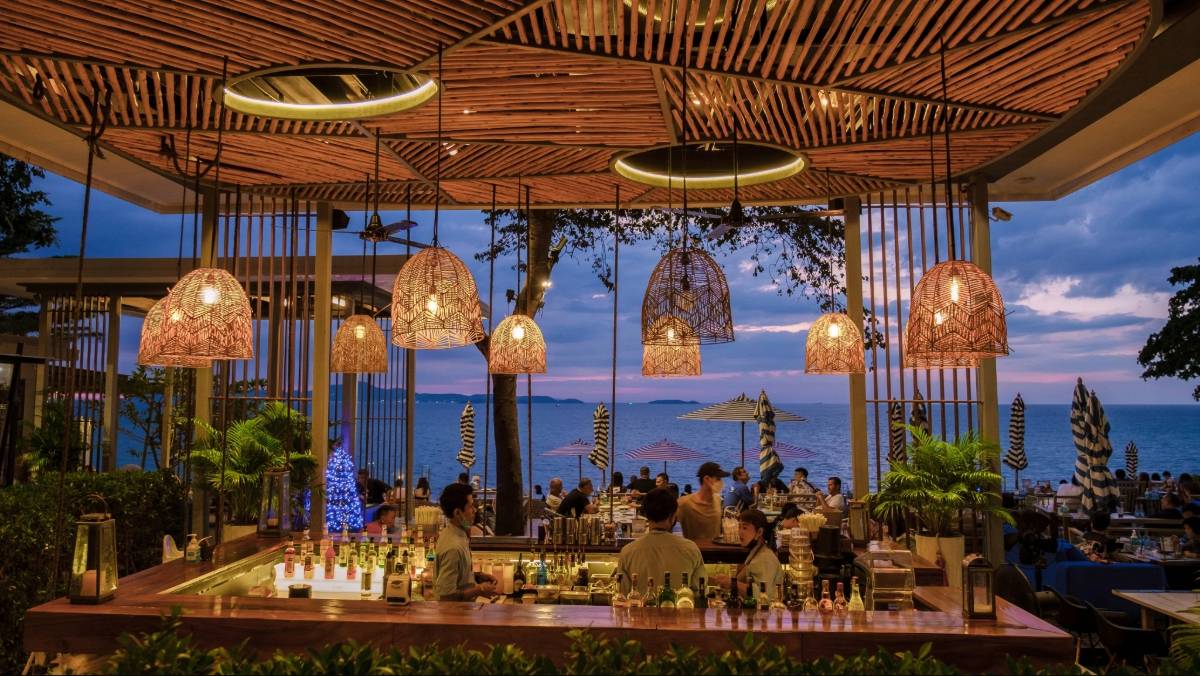 People drinking at an outdoor restaurant 