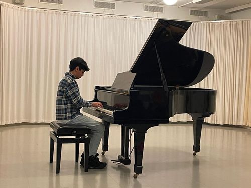 Sormet pianon koskettimilla