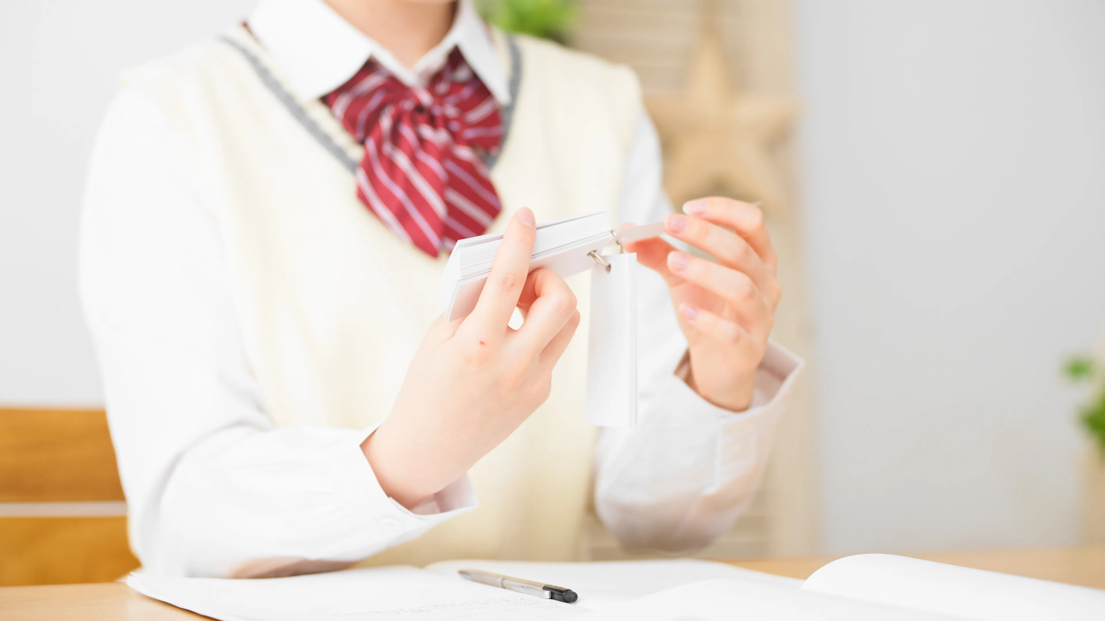 中学生が英単語帳で勉強している様子