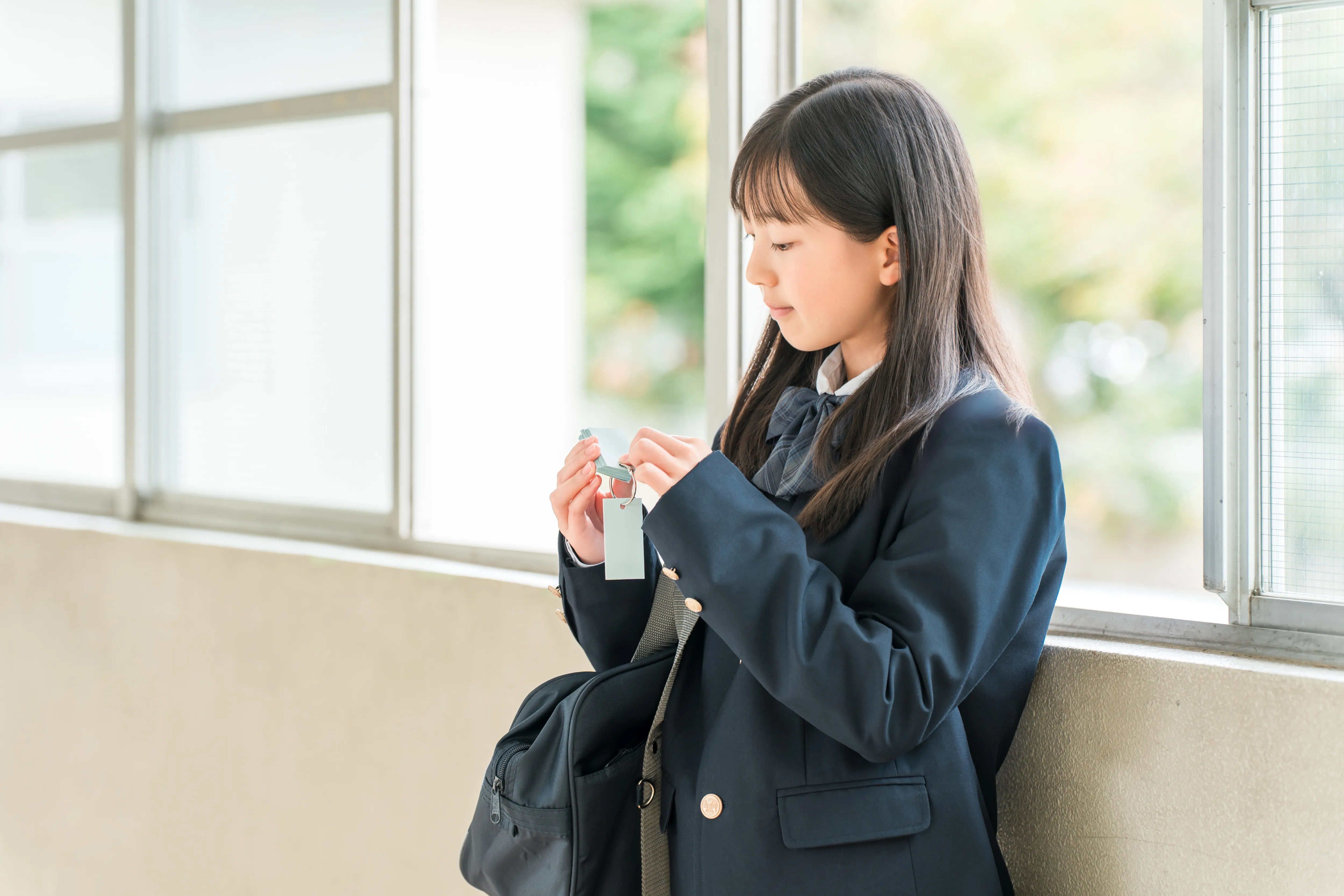 高校生が英単語帳で勉強している様子