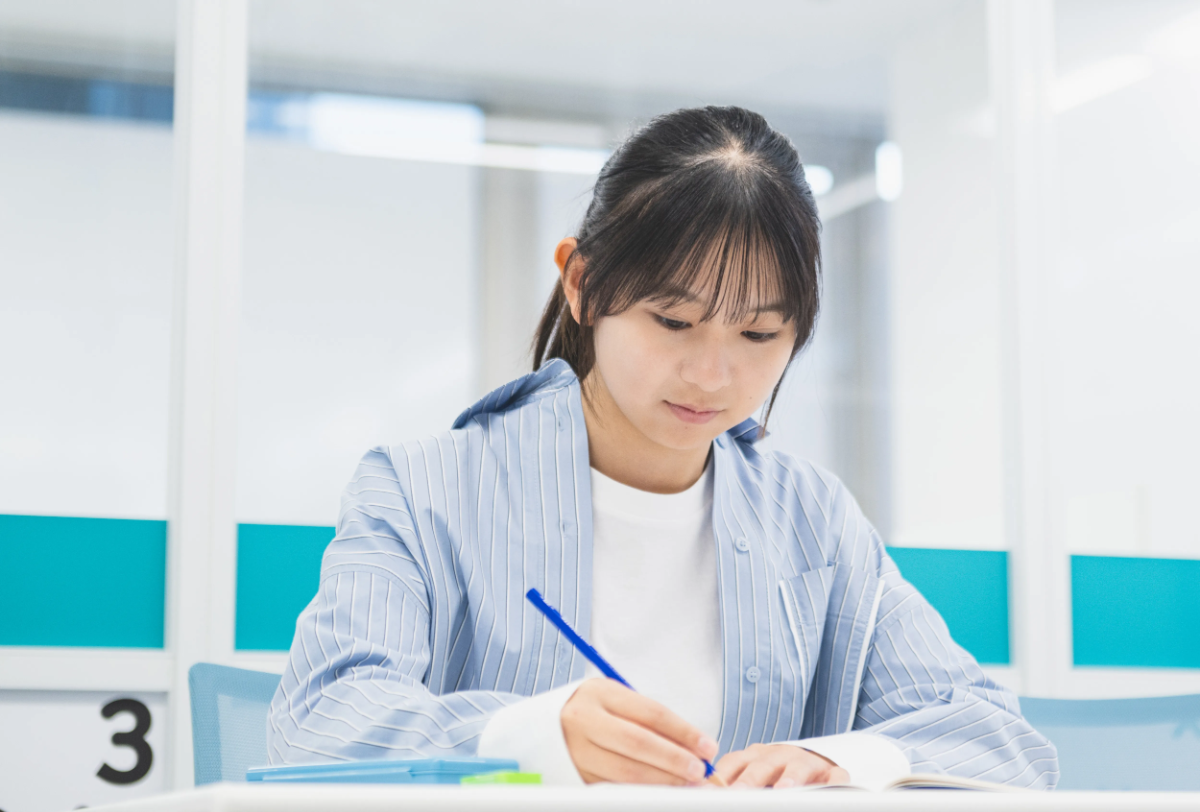 教室で模試を受けている中学生の写真