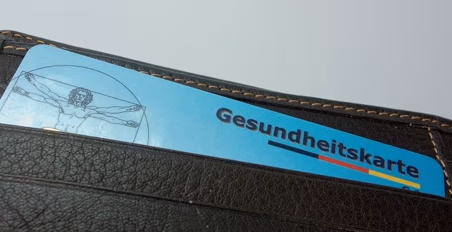 Bild von einer Geldbörse wo eine Krankenversicherungskarte heraus schaut