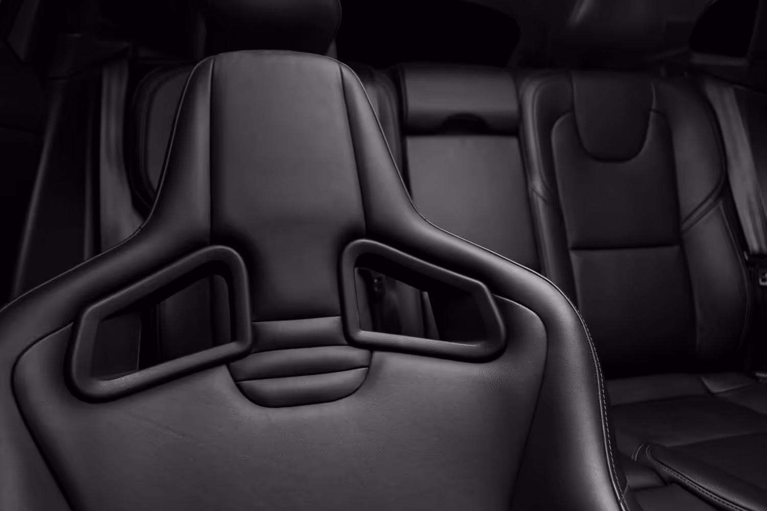 Sportliches Interior eines Fahrzeugs.
