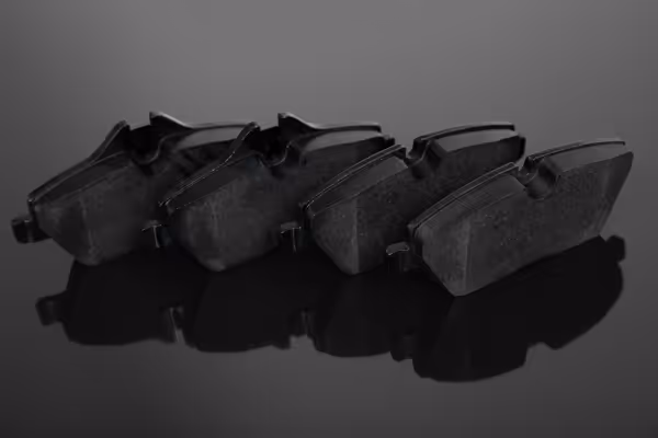 Bremsbeläge bereit zur Montage.