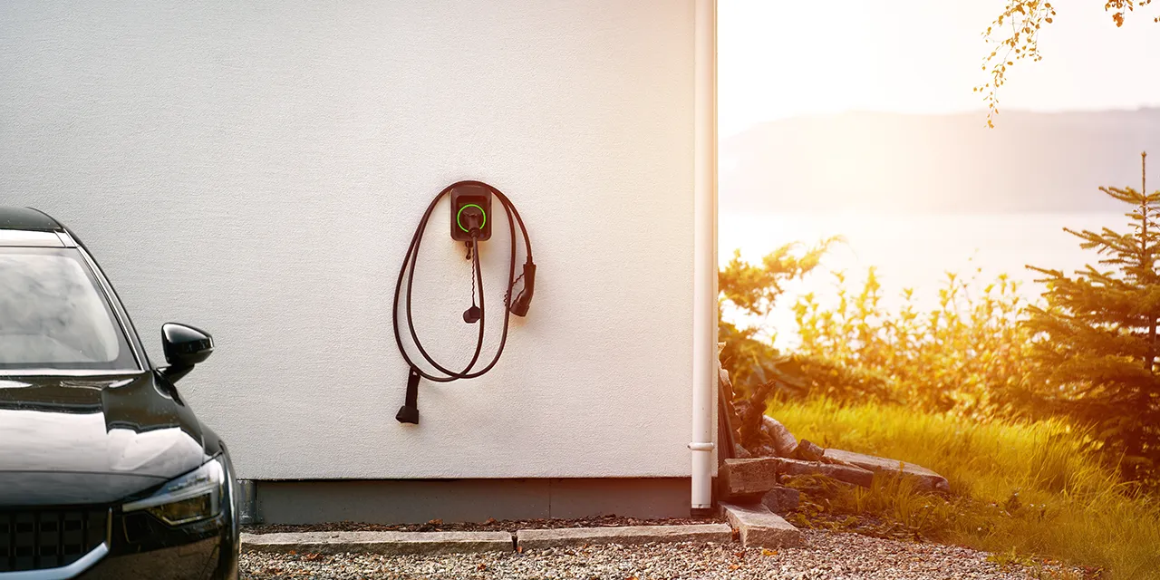 E-Auto wird an einer Ladestation geladen
