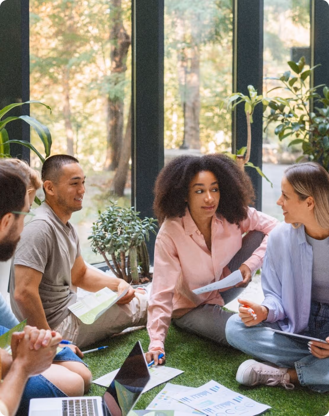 Groupe de collaborateurs échangeant sur des initiatives RSE dans un cadre naturel, illustrant l’importance de la responsabilité sociétale en entreprise.