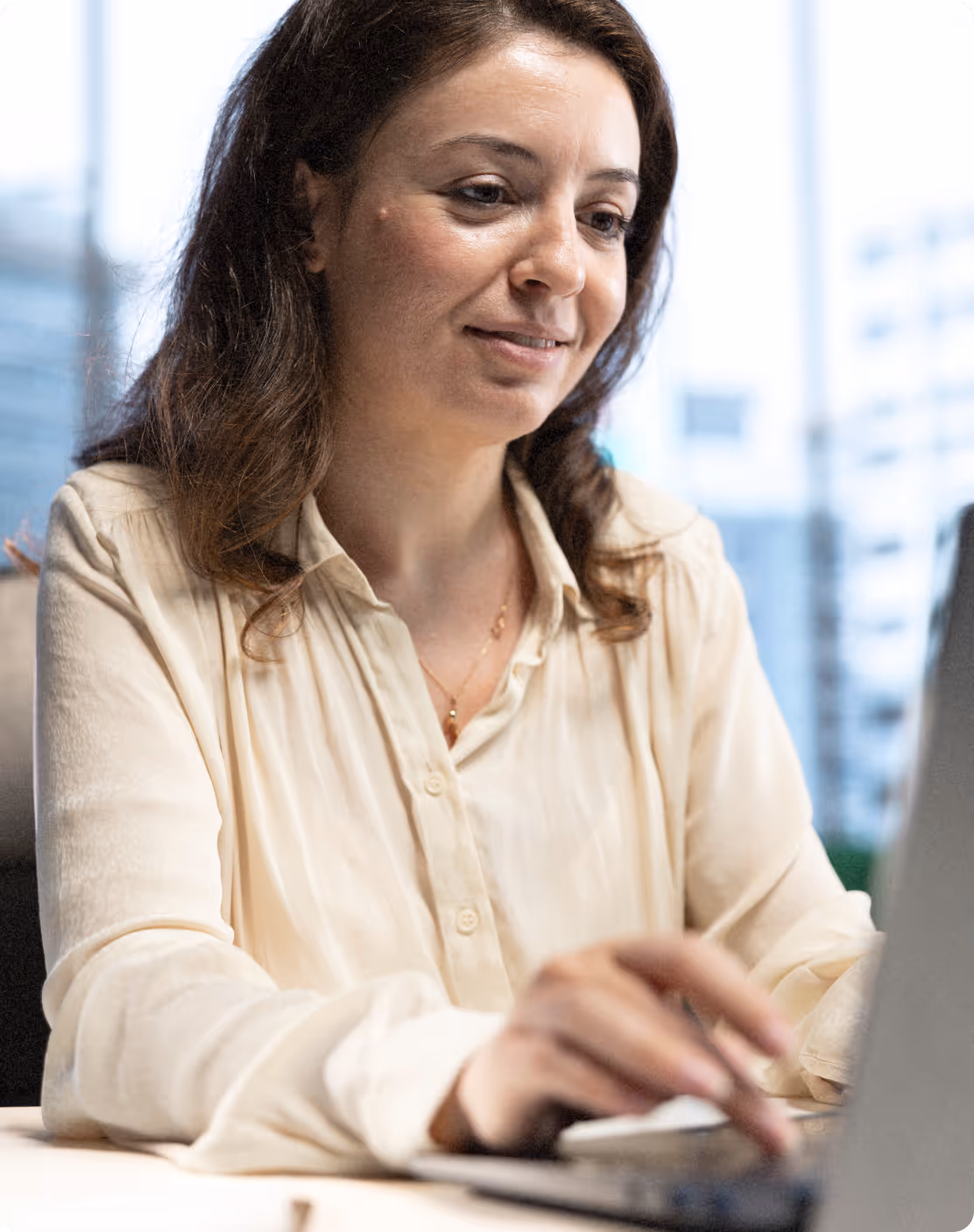 Professionnelle utilisant Microsoft Office 365 pour améliorer son efficacité au travail