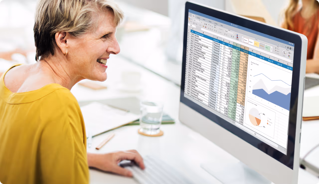 Femme utilisant les tableurs Excel au travail