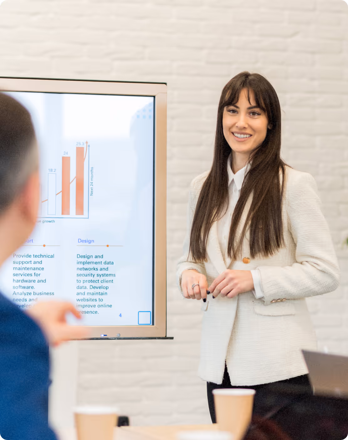 Professionnelle animant une présentation Powerpoint pour ses équipes