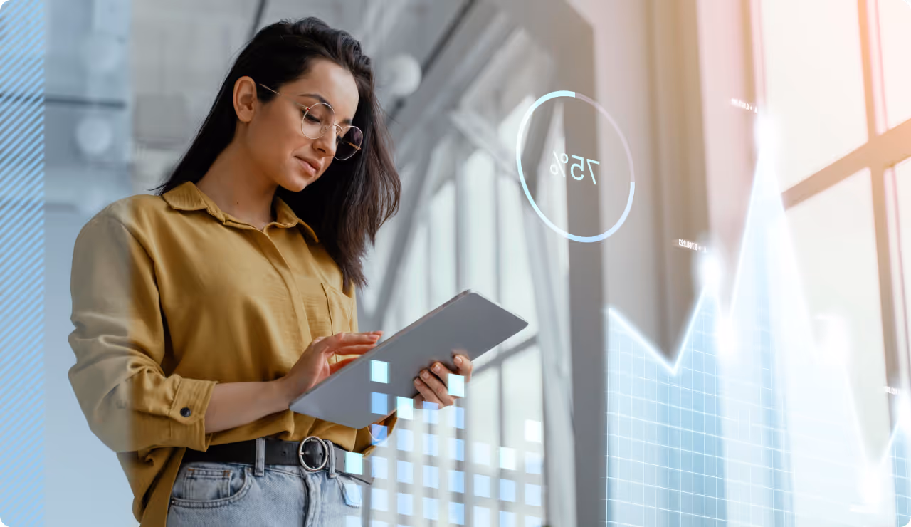Jeune femme en entreprise explorant des données d'intelligence artificielle sur une tablette pour piloter la performance