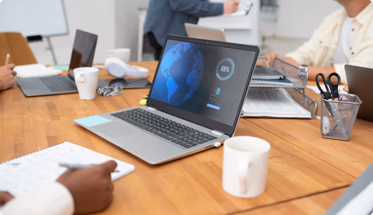 Réunion de travail en entreprise avec outils numériques et intelligence artificielle pour optimiser les projets