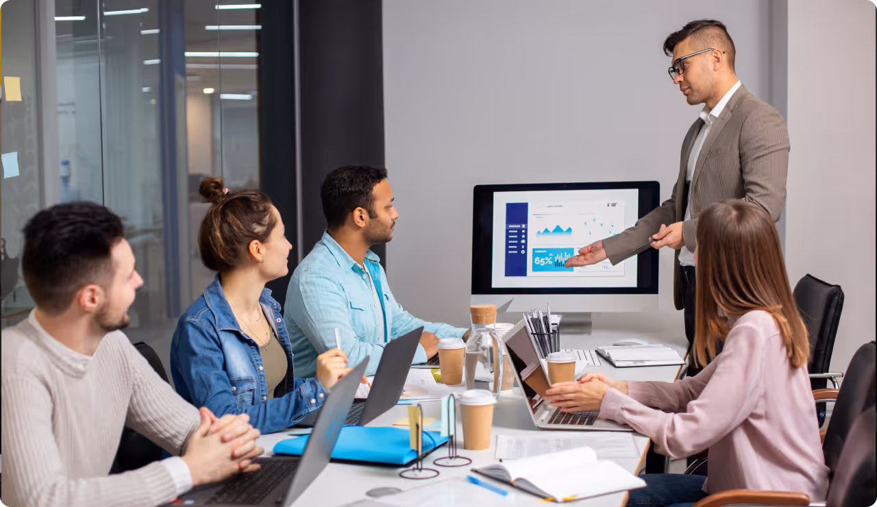 Salle de réunion moderne équipée pour faciliter la gestion de projet et la collaboration en équipe