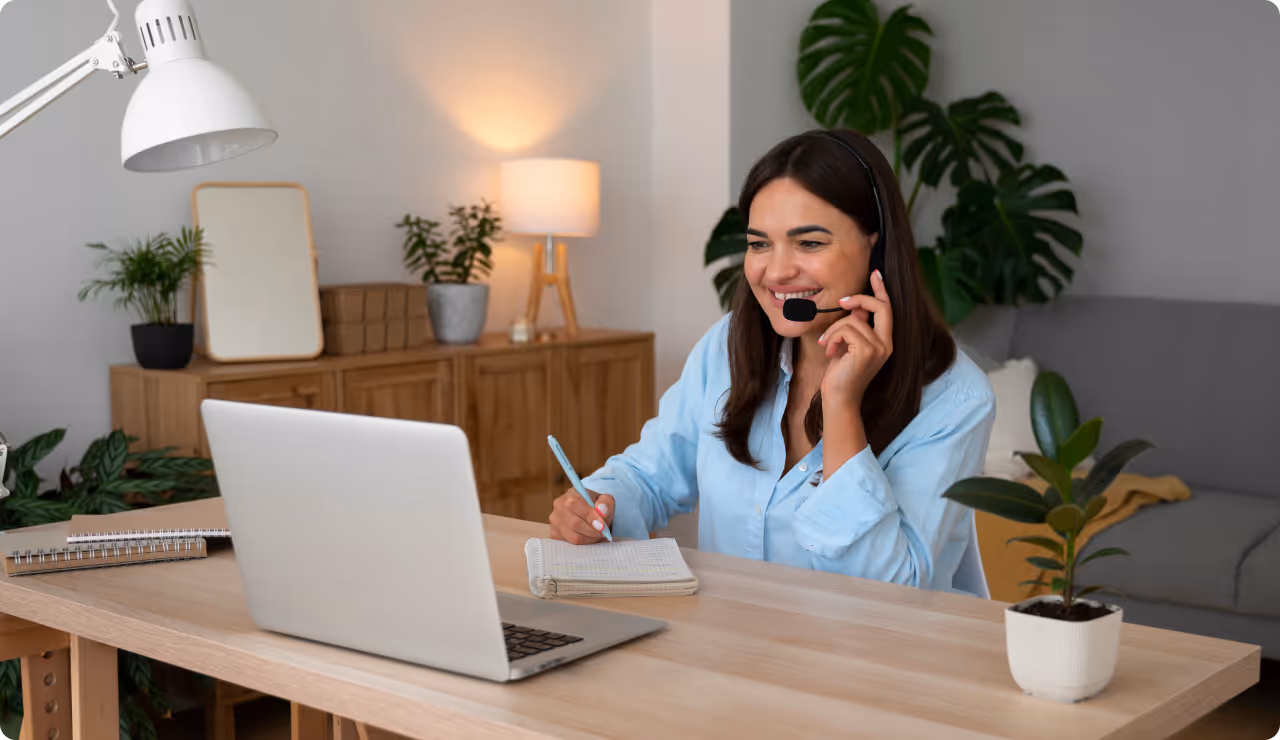Femme en télétravail, souriante et concentrée, échangeant avec ses collègues en visio.