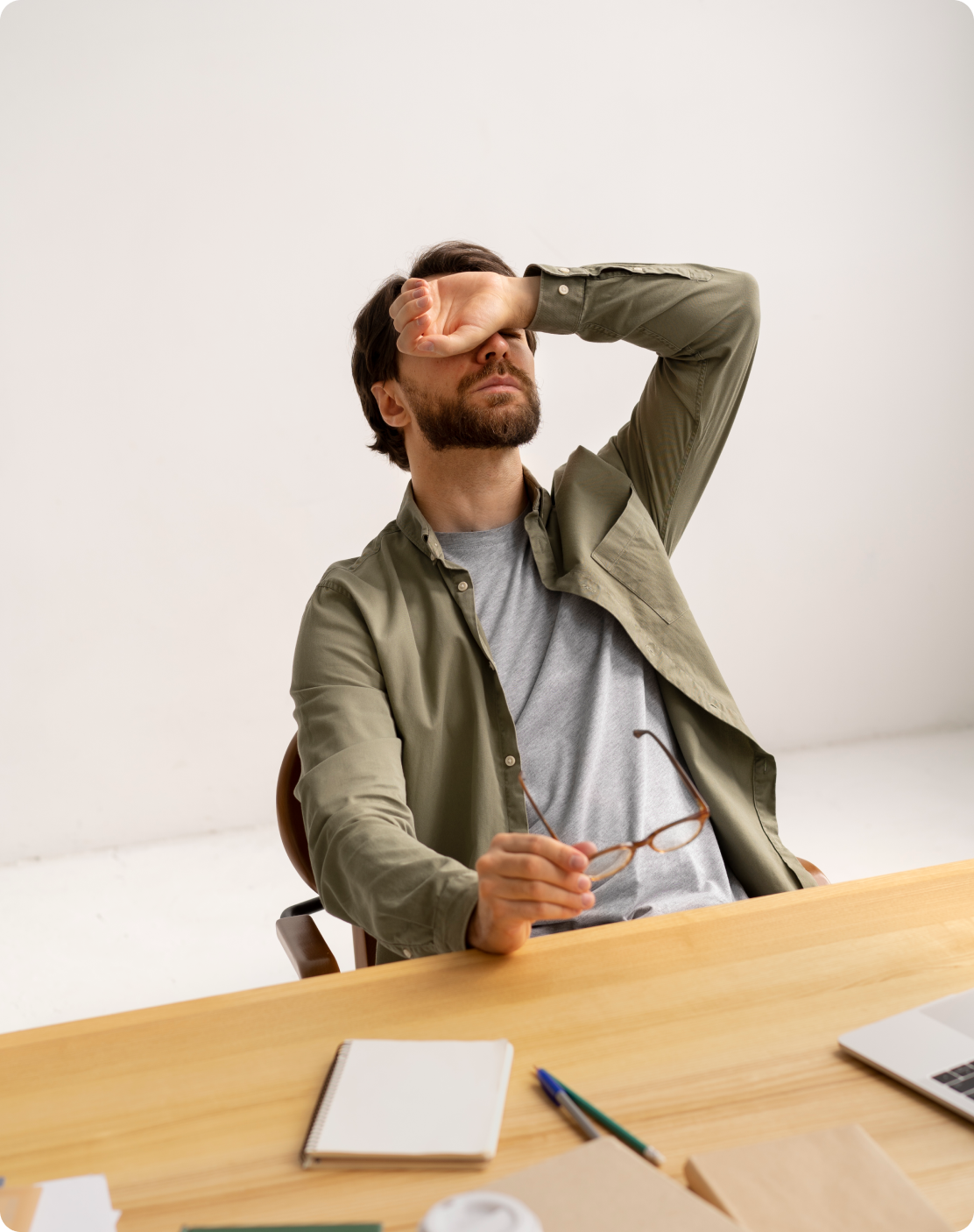 Coup moyen homme aux prises avec le syndrome de l'imposteur