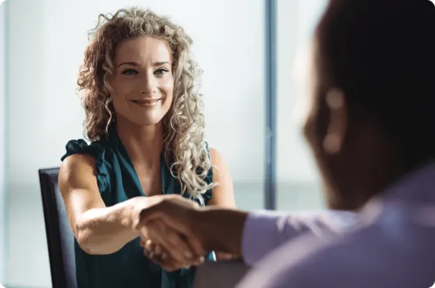 Recruteur et candidat se serrant la main