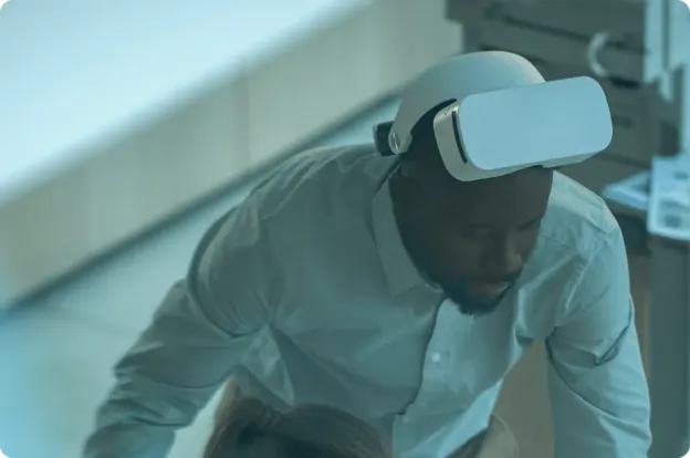 Des concepteurs industriels travaillant sur un modèle 3D