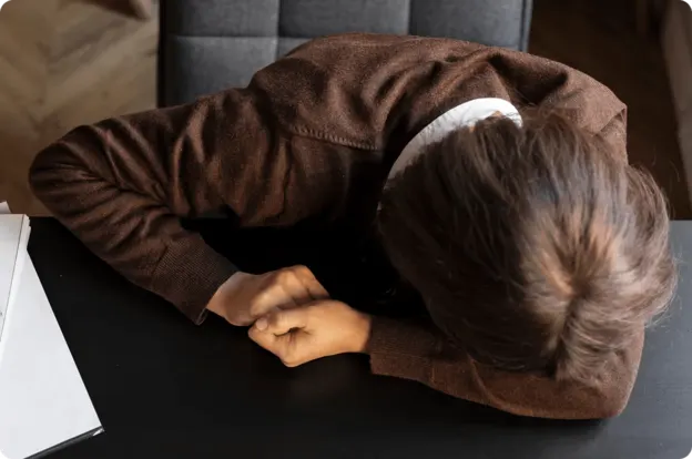Femme inquiète à angle élevé au bureau