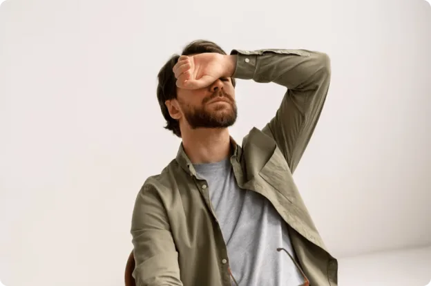 Coup moyen homme aux prises avec le syndrome de l'imposteur