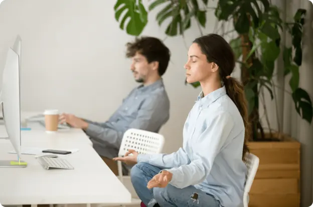 Pleine conscience jeune femme prenant la pause au bureau pour la méditation