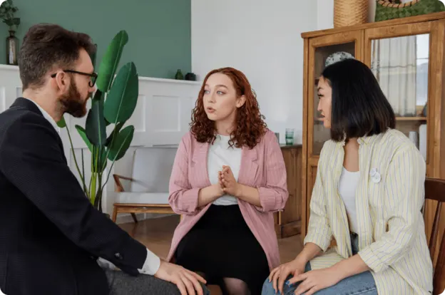 Une collaboratrice partage son point de vue de manière non-violente à ses collaborateurs.