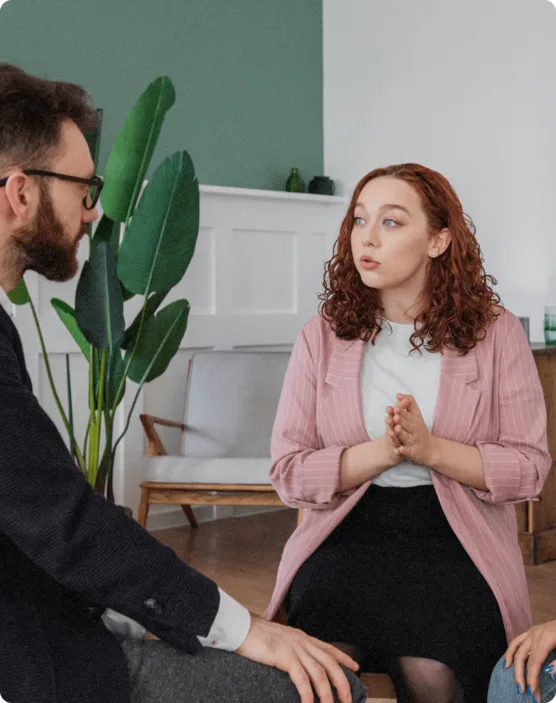 Une collaboratrice partage son point de vue de manière non-violente à ses collaborateurs.