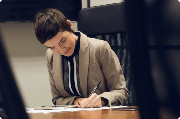 Cadre en entreprise écrivant un document professionnel pour une communication écrite claire et impactante