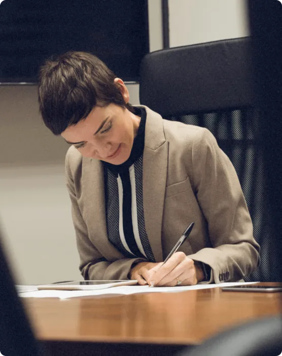 Cadre en entreprise écrivant un document professionnel pour une communication écrite claire et impactante